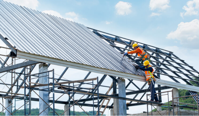 How Commercial Roofing Contractors Handle Emergency Roof Repairs for Your Business